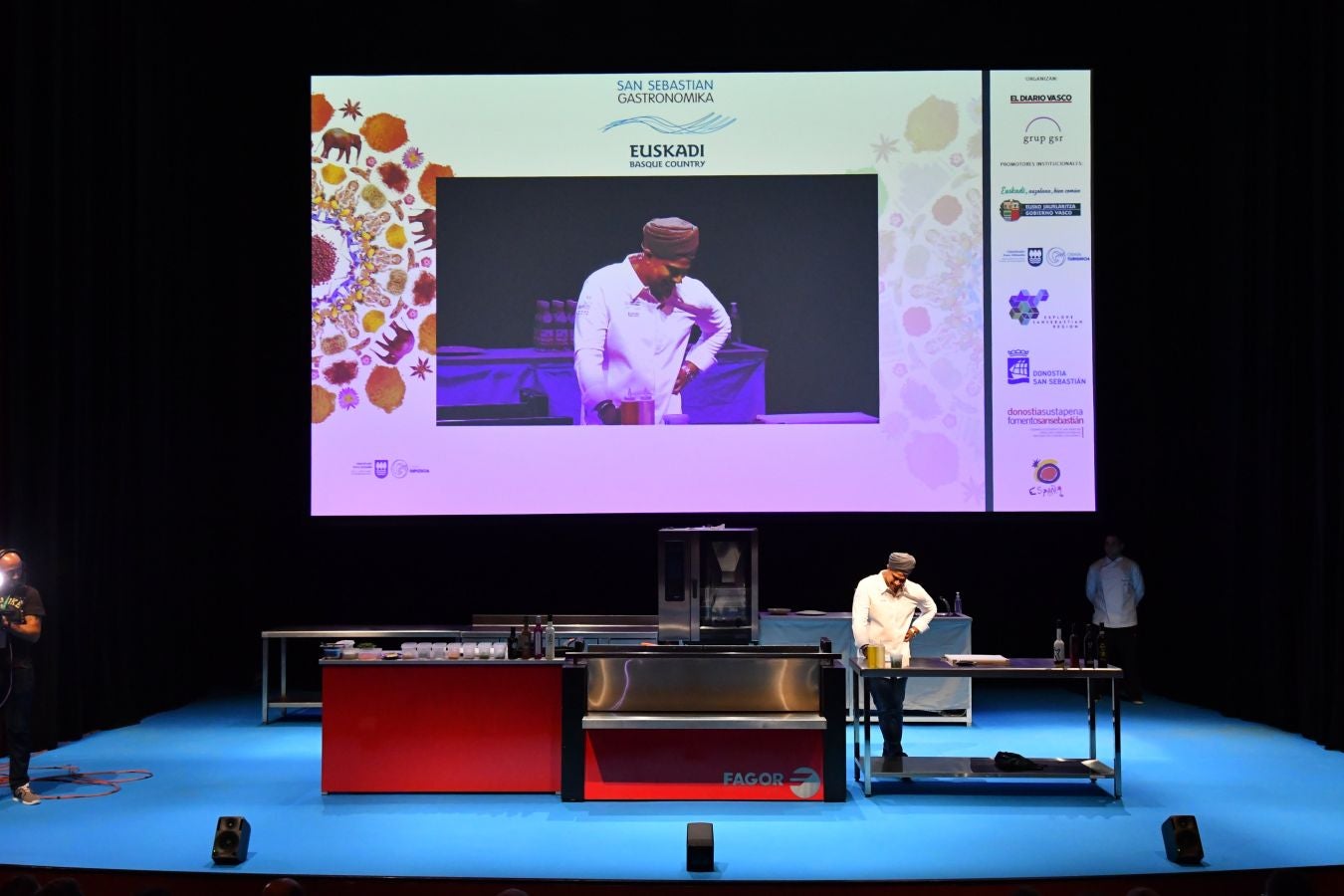 San Sebastian Gastronomika Euskadi Basque Country 2017 ha comenzado oficialmente este domingo mostrando todos los secretos de la cocina india, país invitado este año al congreso. El público ha abarrotado la sala de cámara del Kursaal para conocer los secretos de la cocina del país asiático, que ha podido degustarse a continuación.