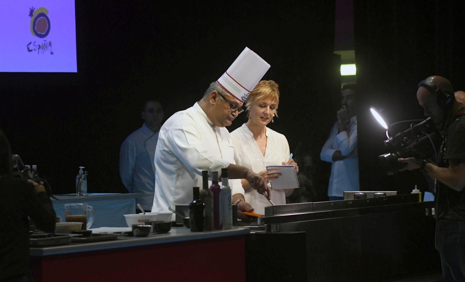 San Sebastian Gastronomika Euskadi Basque Country 2017 ha comenzado oficialmente este domingo mostrando todos los secretos de la cocina india, país invitado este año al congreso. El público ha abarrotado la sala de cámara del Kursaal para conocer los secretos de la cocina del país asiático, que ha podido degustarse a continuación.