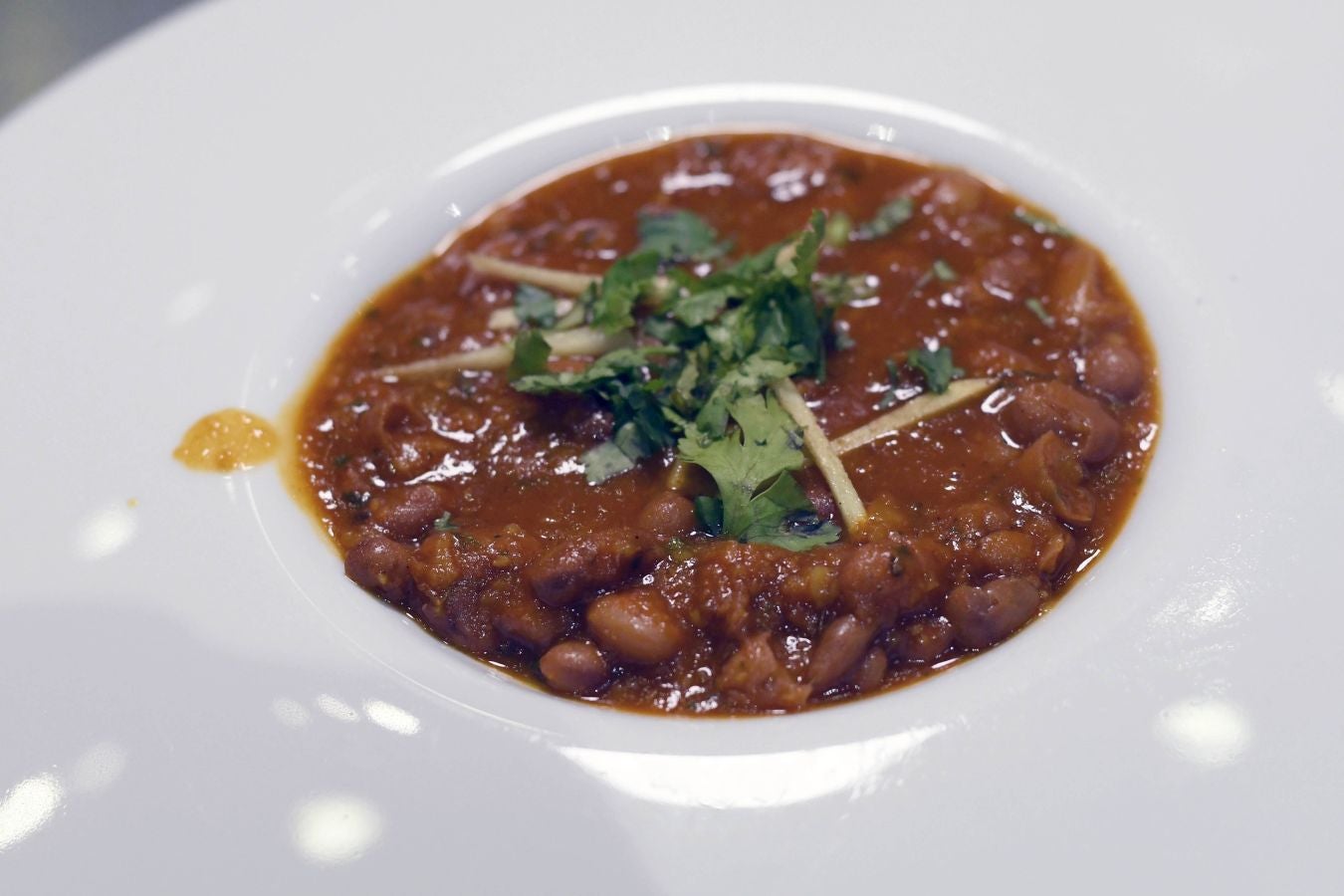 San Sebastian Gastronomika Euskadi Basque Country 2017 ha comenzado oficialmente este domingo mostrando todos los secretos de la cocina india, país invitado este año al congreso. El público ha abarrotado la sala de cámara del Kursaal para conocer los secretos de la cocina del país asiático, que ha podido degustarse a continuación.