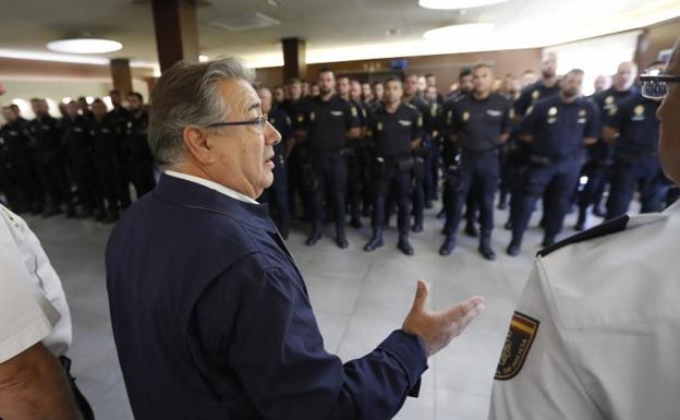 Zoido, junto a varios de los policías destinados en Cataluña .