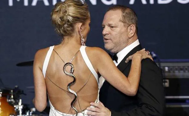 El productor Harvey Weinstein y la actriz Sharon Stone, en una gala benéfica celebrada en el Festival de Cannes en 2013. 