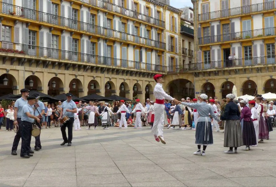 Ya está en marcha la elección de las fotografías para el calendario municipal de San Sebastián 2018 organizado por el Ayuntamiento. Estas son las 40 fotografías elegidas por el jurado. Estarán expuestas a partir del 17 de octubre, en la sede de la Sociedad Fotográfica de Gipuzkoa. En la web donostia.eus puedes votar tu favorita. 