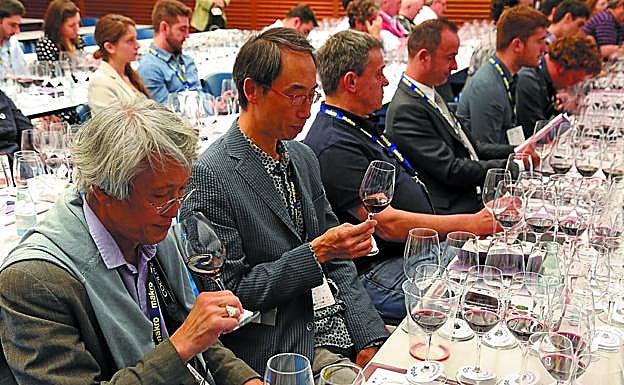 Los asistentes a la cata degustaron una quincena de caldos de postín. 