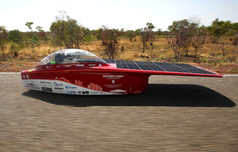 Vehículos con diseños imposibles llegados de todo el mundo participan en el World Solar Challenge, una carrera de 3.021 kilómetros por el desierto de Australia, para promover el uso de la energía solar 