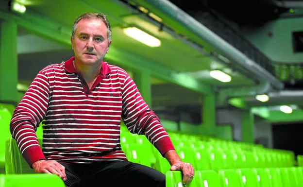 Martin Alustiza, sentado en las butacas de cancha del Beotibar de Tolosa.