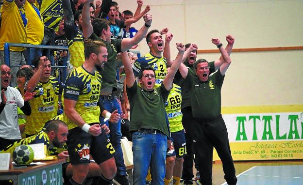 El banquillo, como la grada de Artaleku, celebró con efusividad los goles del equipo. 