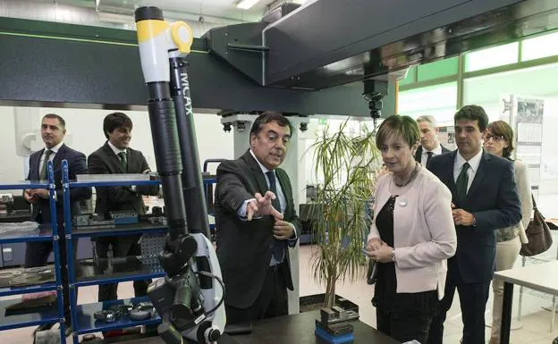 La consejera de Desarrollo Económico e Infraestructuras, Arantxa Tapia, ha visitado la planta de Unceta en Elgoibar.