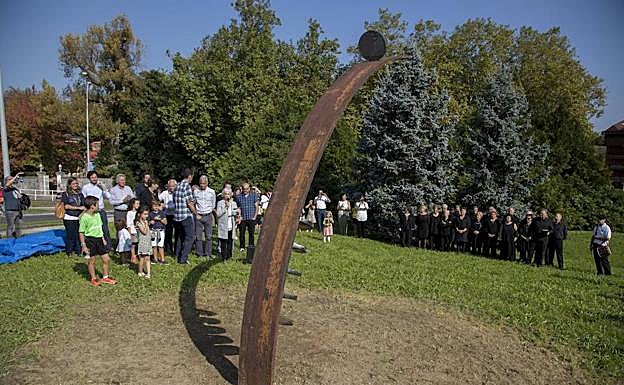 La escultura refleja los elementos del deporte de la toka. 
