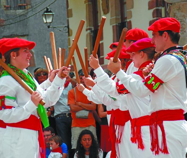 Dantzaris del Gure Txokoa en la Plaza del ayuntamiento. 