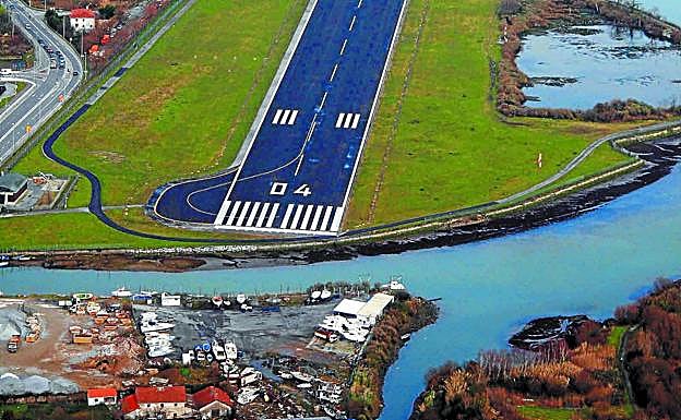 Zona de Mendelu hacia donde se propone la ampliación de la pista del aeropuerto, cuya parte final se aprecia en la imagen.