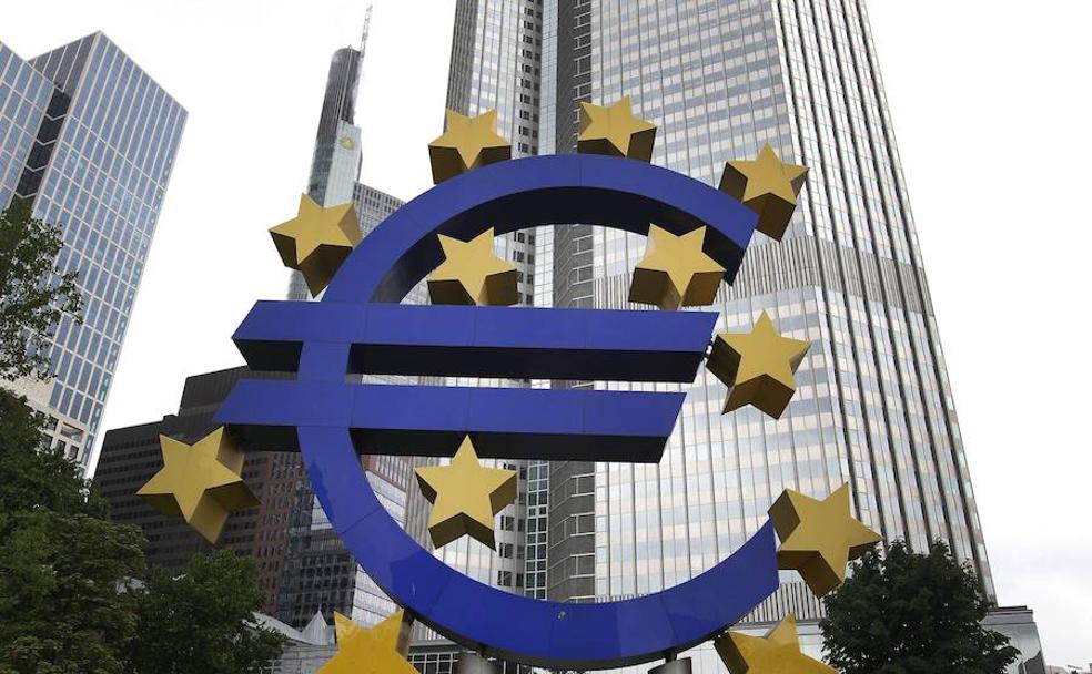 Símbolo del euro frente a la sede del BCE en Francfort.