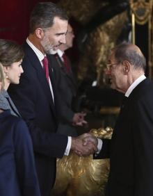 Imagen secundaria 2 - Arriba: Los Reyes saludan a Felipe González; abajo, con Alfonso Guerra (i) y Javier Solana.