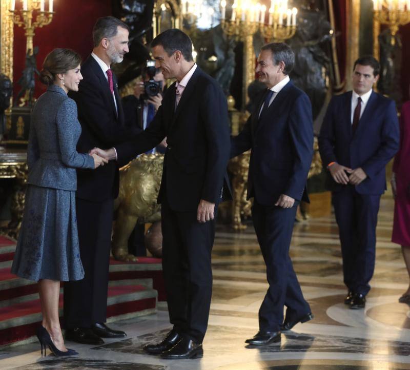 Consternación y gestos serios han sido la tónica general en la tradicional recepción que los Reyes ofrecen en el Palacio Real tras el desfile del 12 de octubre