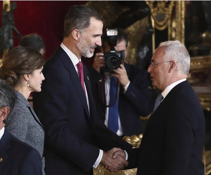 Consternación y gestos serios han sido la tónica general en la tradicional recepción que los Reyes ofrecen en el Palacio Real tras el desfile del 12 de octubre