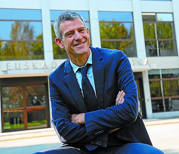 El director general de la OSE, Oriol Roch, posa frente a la sede de la orquesta sinfónica en Miramón.