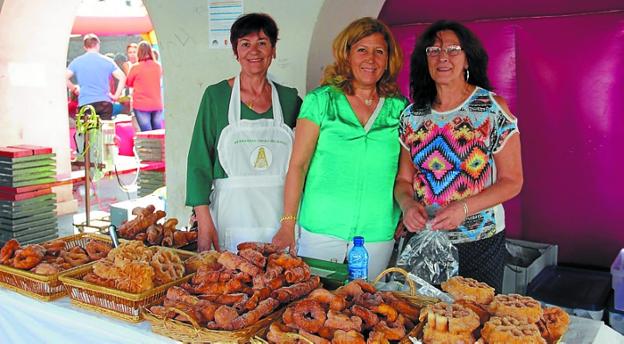 La Hermandad del Rocío ofrece repostería en su stand.
