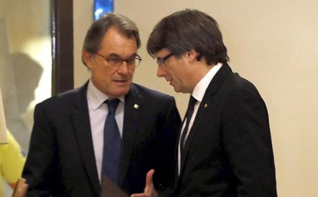 Artur Mas conversa con Carles Puigdemont.