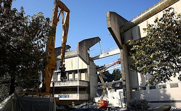 Derribo de la grada sur. 