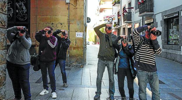 Tras inscribirse en los bajos del ayuntamiento, los participantes recorrieron Hernani en busca de las mejores fotografías. 