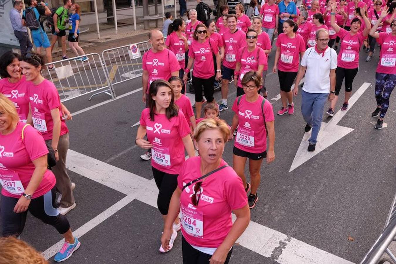 2.600 personas han participado este domingo en San Sebastián en la marcha 5k Katxalin, en solidaridad con las personas afectadas por el cáncer de mama