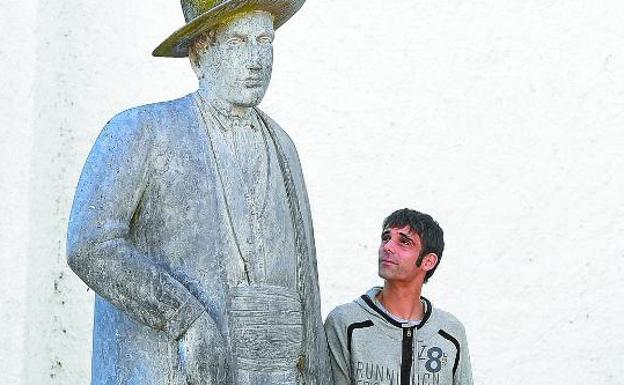 Joseba Usabiaga, junto a la escultura de su 'hermano' en Altzo.