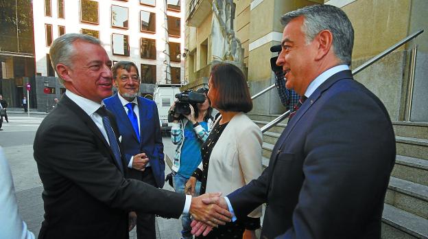 El lehendakari, Iñigo Urkullu, y el delegado del Gobierno en Euskadi, Javier de Andrés, se saludan el pasado día 10 en Bilbao. 