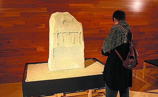 Bi harri daude erakusketan, argazkian ageri den Lergako hilarria eta Uxueko aldare-harria.