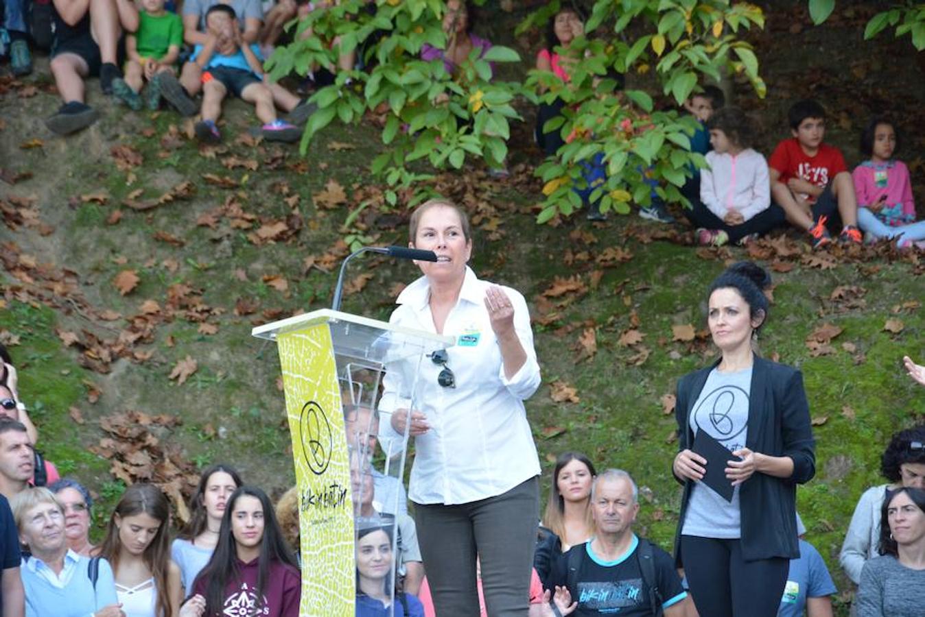 Una multitud acude a la localidad navarra para protagonizar una jornada tan festiva como reivindicativa