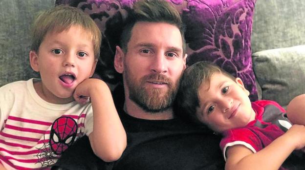 Lionel Messi, junto a sus dos hijos varones, Mateo (izquierda) y Thiago. 