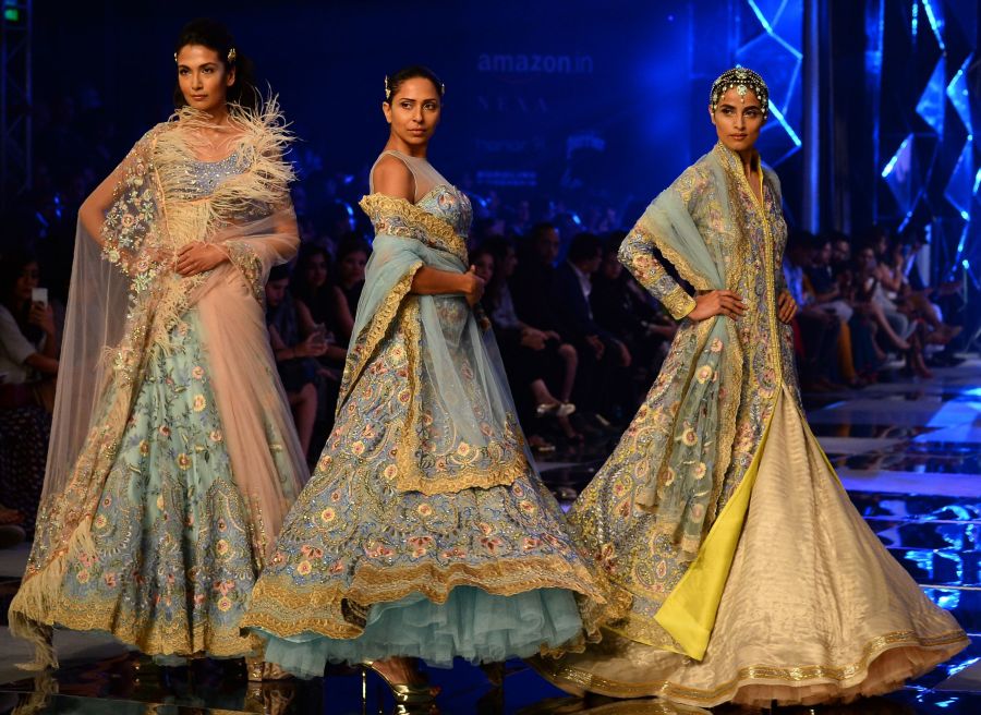 Varios diseñadores muestran sus colecciones para la primavera-verano de 2018 en la Amazon India Fashion Week
