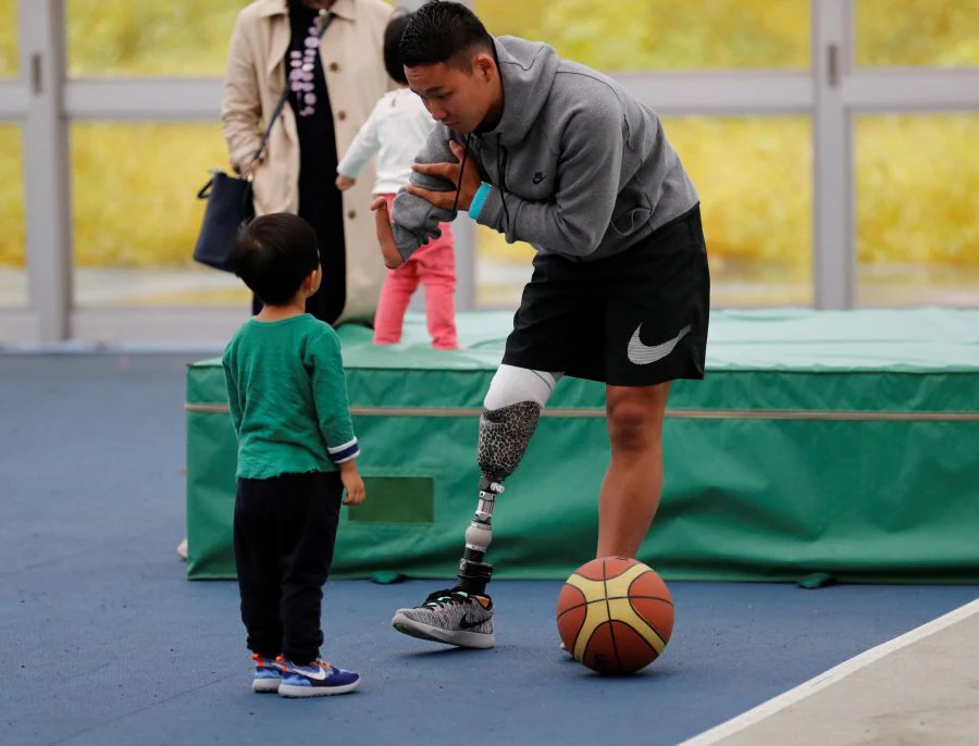 Una curiosa 'librería' de Tokyo ofrece por unos 9 dólares al día la posibilidad de alquilar prótesis diseñadas para la práctica deportiva