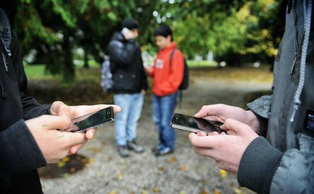 Las redes sociales y las aplicaciones de mensajería instantánea son los principales medios de comunicación de los adolescentes. 