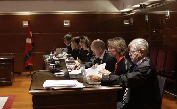 Algunos de los letrados que participan en el juicio del 'caso Hiriko'. 