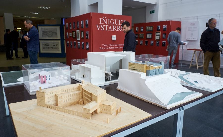 La facultad de Arquitectura de la UPV acoge una exposición dedicada a los arquitectos y catedráticos Manuel Iñiguez Villanueva y Alberto Ustarroz Calatayud que recorre su extensa carrera como arquitectos y profesores durante más de 40 años. 