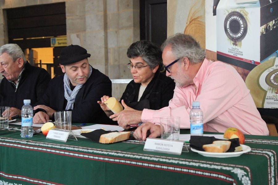 Uno de los dos quesos presentados por Jon Etxebarria y su esposa Puy Arrieta se ha proclamado ganador de la edición número 30 del certamen Campeón de Ordizia-Ordizia Txapeldun.
