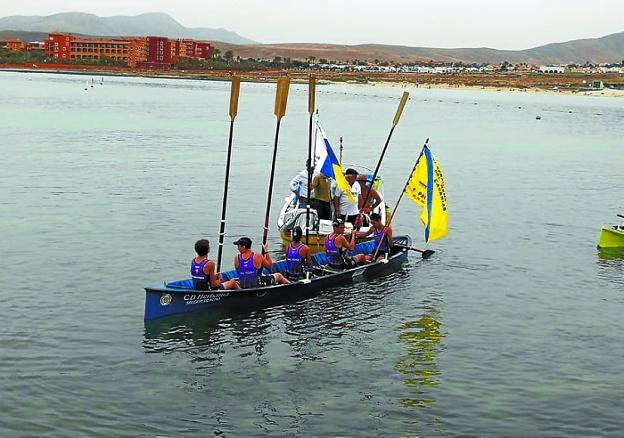 Txapeldunak. Los remeros del club Sanpedrotarra con la bandera recién conquistada en Canarias.