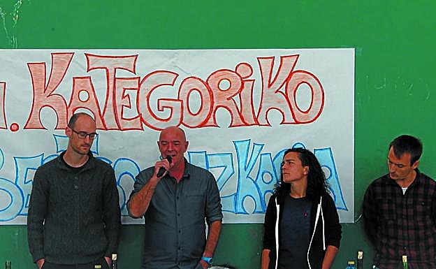 Lau bertsolariak Elizaldeko frontoian.