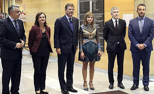 El ministro de Justicia Rafael Catalá, y la consejera de Trabajo y Justicia del Gobierno Vasco, María Jesús San José, (centro) han intervenido en el acto.