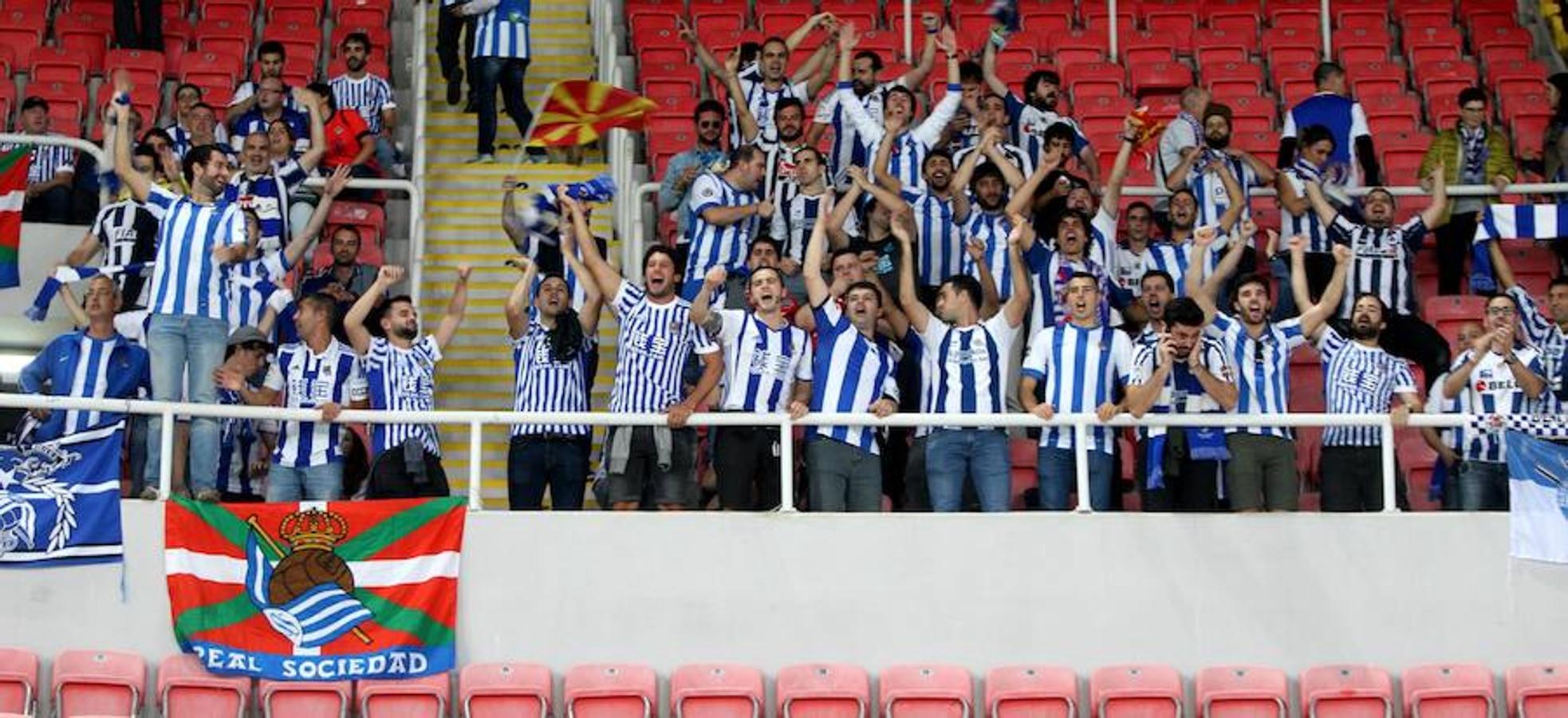 Los seguidores txuri-urdin disfrutan con el partido y el nivel de juego exhibido por los de Eusebio Sacristán