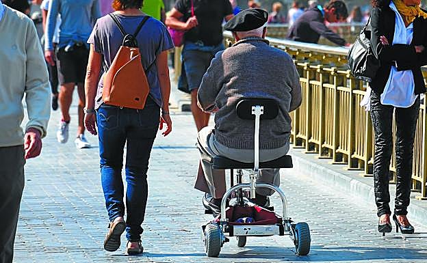 En Gipuzkoa hay 16.000 personas con dependencia que cobran una prestación y que ahora se verán concernidas por la reforma del sistema.