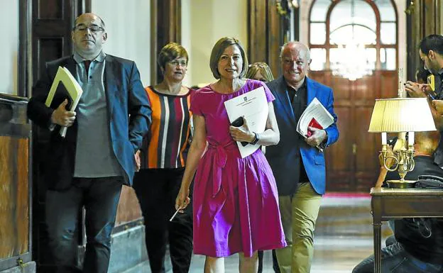 Carme Forcadell se dirige a una reunión de la Mesa del Parlament. 