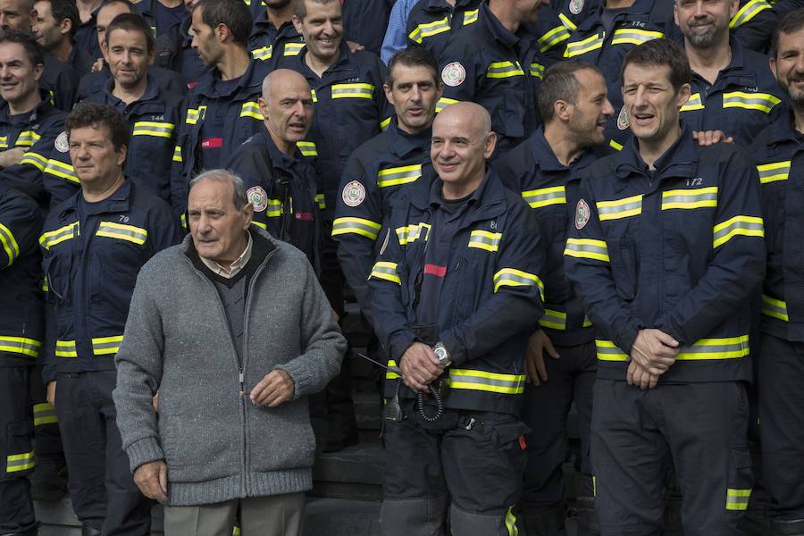 El alcalde de San Sebastián, Eeneko Goia, destaca que los bomberos son «el pilar de la seguridad y la tranquilidad» de la ciudad.