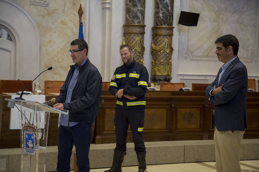 El alcalde de San Sebastián, Eeneko Goia, destaca que los bomberos son «el pilar de la seguridad y la tranquilidad» de la ciudad.