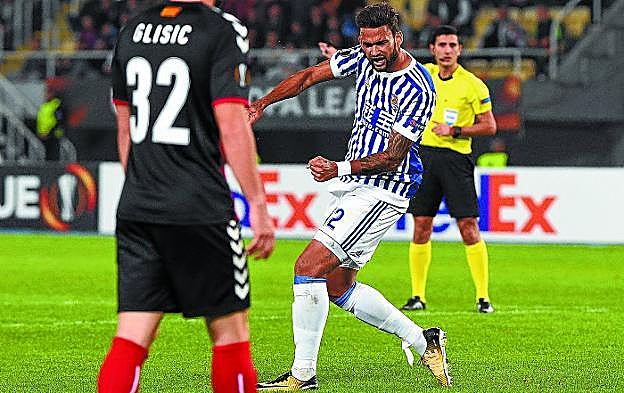 Artillero. Willian José celebra con rabia su primer gol ayer en Skopje. 