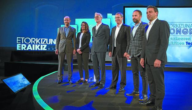 Henrik D. Finsrud, Pauline Carnet, Mickey McManus, Markel Olano, Denis Itxaso e Imanol Lasa, ayer durante el congreso celebrado en el espacio cultural de Tabakalera.