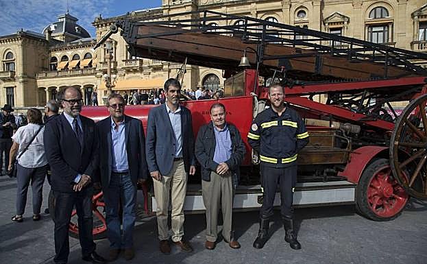 El alcalde, Eneko Goia, en el homenaje a los bomberos donostiarras.