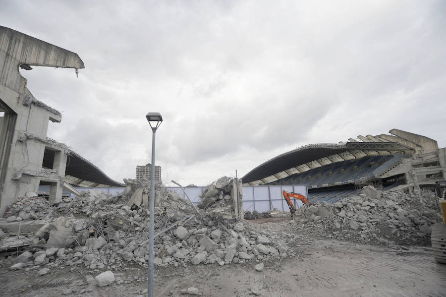 La maquinaria pesada ha culminado prácticamente el derribo del graderío de esa parte del estadio y las obras avanzan a buen ritmo