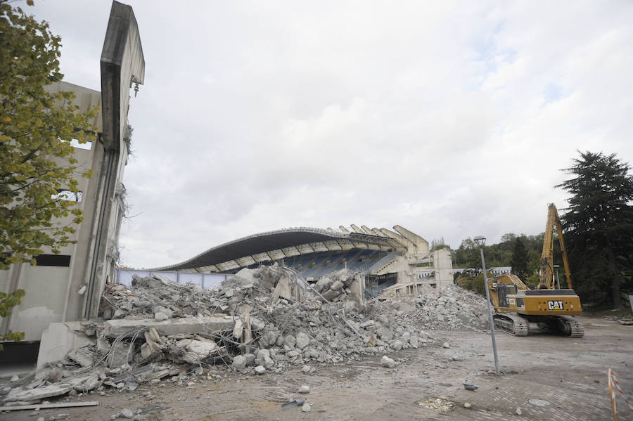 La maquinaria pesada ha culminado prácticamente el derribo del graderío de esa parte del estadio y las obras avanzan a buen ritmo