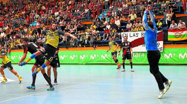 Iker Serrano lanzando ante la portería del Logroño en el último partido disputado en Artaleku. 