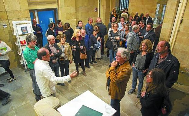 El bibliotecario Kote Guevara se dirige a los primeros ciudadanos que visitaron ayer la nueva biblioteca. 